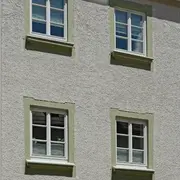 Nahaufnahme des Fensterbereichs der Fassade einer Stadtvilla in Bad Tölz