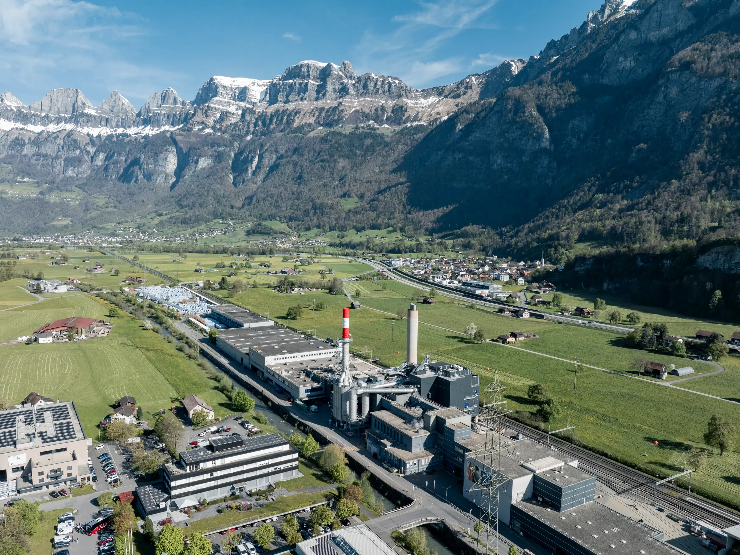 Die Produktionsstrecke in Flums aus der Vogelperspektive mit Bergpanorama im Hintergrund