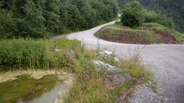 Zone renaturée dans la carrière Mehlback Kerns à Ennetmoos avec étang et chemin empierré