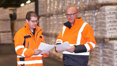 Fixit Logistiker prüfen gemeinsam die Lieferscheine für Ware im Lager