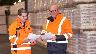 Fixit Logistiker prüfen gemeinsam die Lieferscheine für Ware im Lager