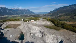 Vue aérienne de notre carrière de gypse à Bex avec panorama en arrière-plan