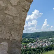 Detailansicht des Mauerwerks mit der Aussicht auf die Burgruine im Hintergrund.