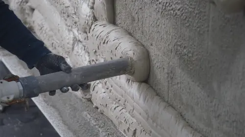 Detailansicht FOME® wird an die Wand aufgespritzt aus dem Schlauch