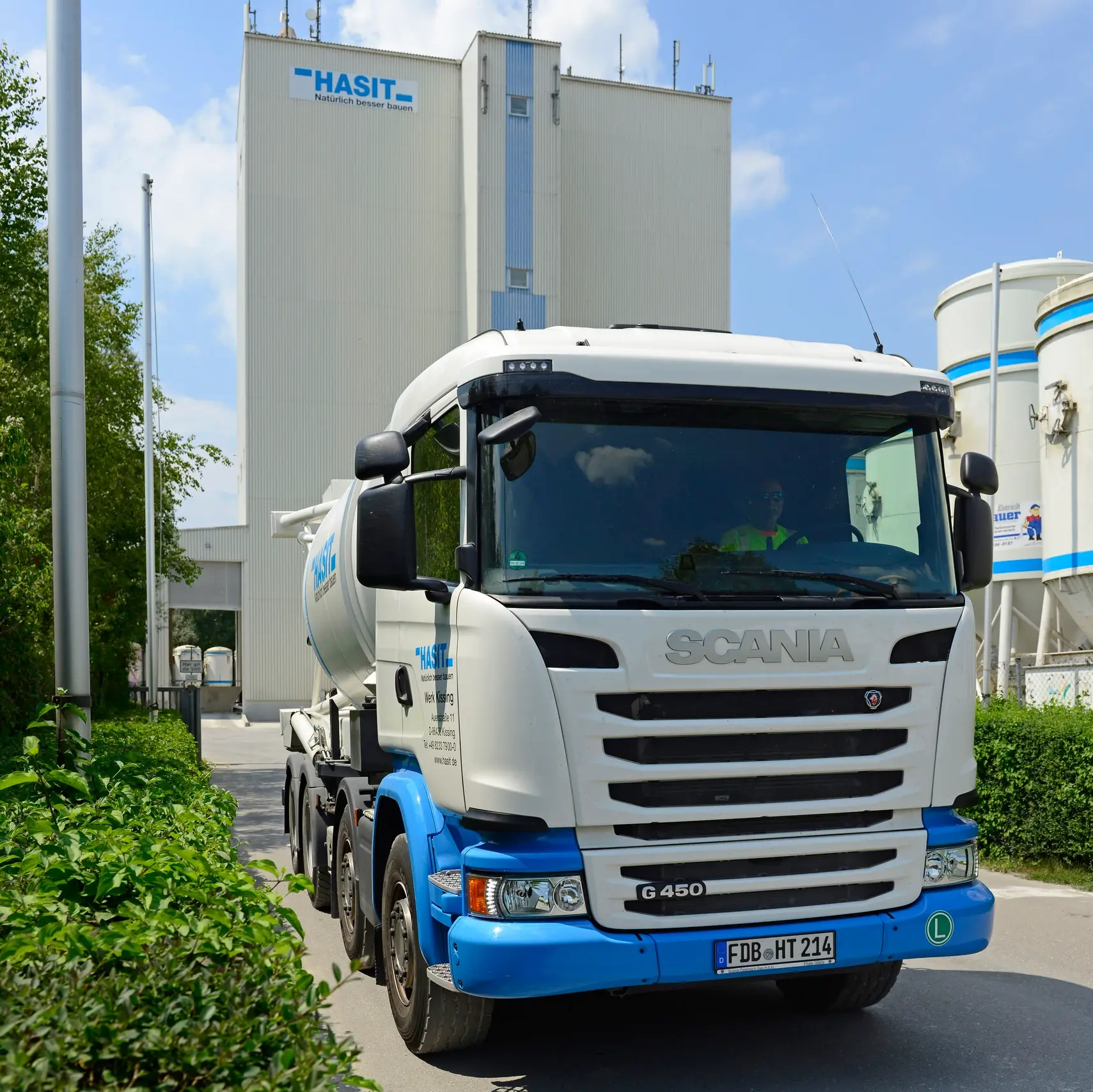 LKW holt Produkte aus unserem Werk ab