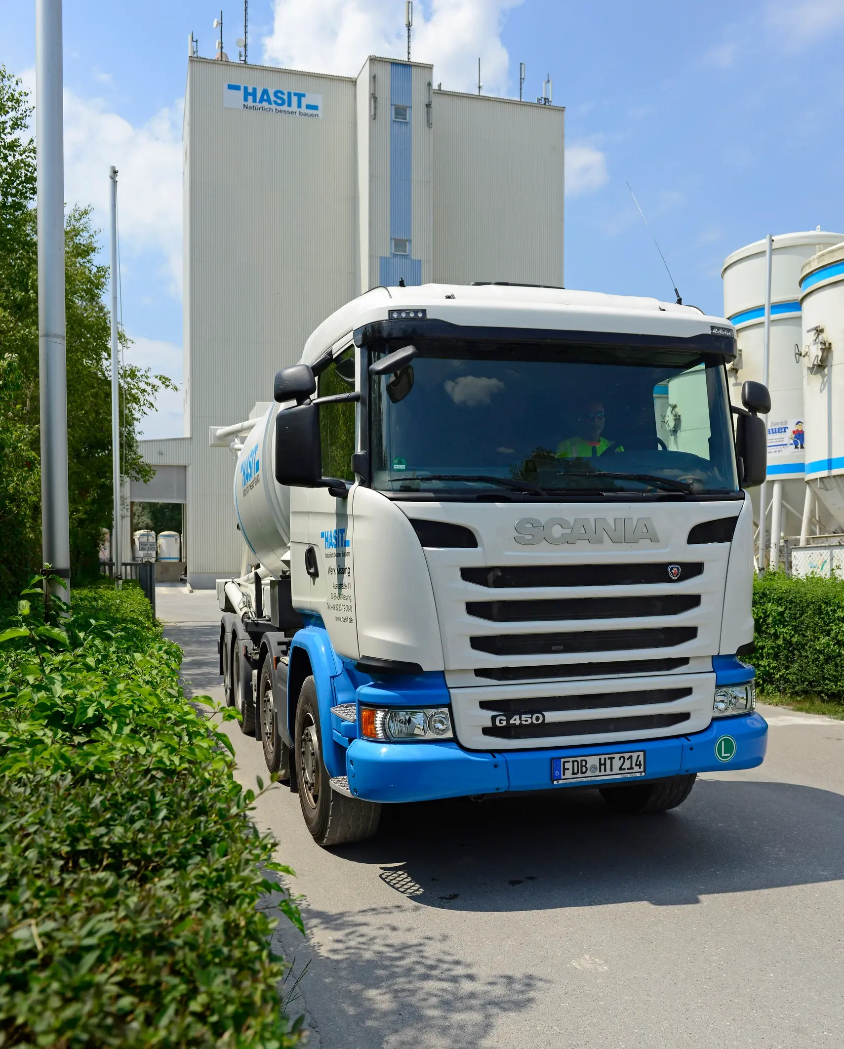 LKW holt Produkte aus unserem Werk ab