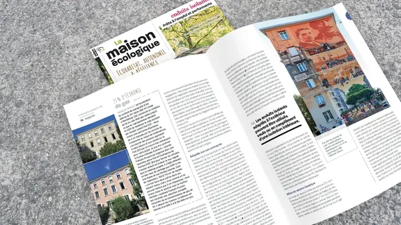 Das Magazin La maison ecologicque aufgeschlagen auf der Seite mit dem Bericht über Fixit 222, liegt auf dem Betonboden.