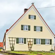 Perspektive auf die rechte Hausseite der Außenfassade des Bauernhauses in Ebermergen