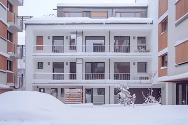 Modernes Haus im Winter 