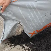 Kaltasphalt wird auf den zu reparierenden Boden aufgetragen