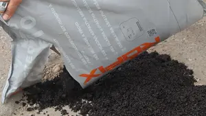 Beschädigte Straßen mit Schlaglöchern werden mit dem CC 610 FASTASPHALT repariert.