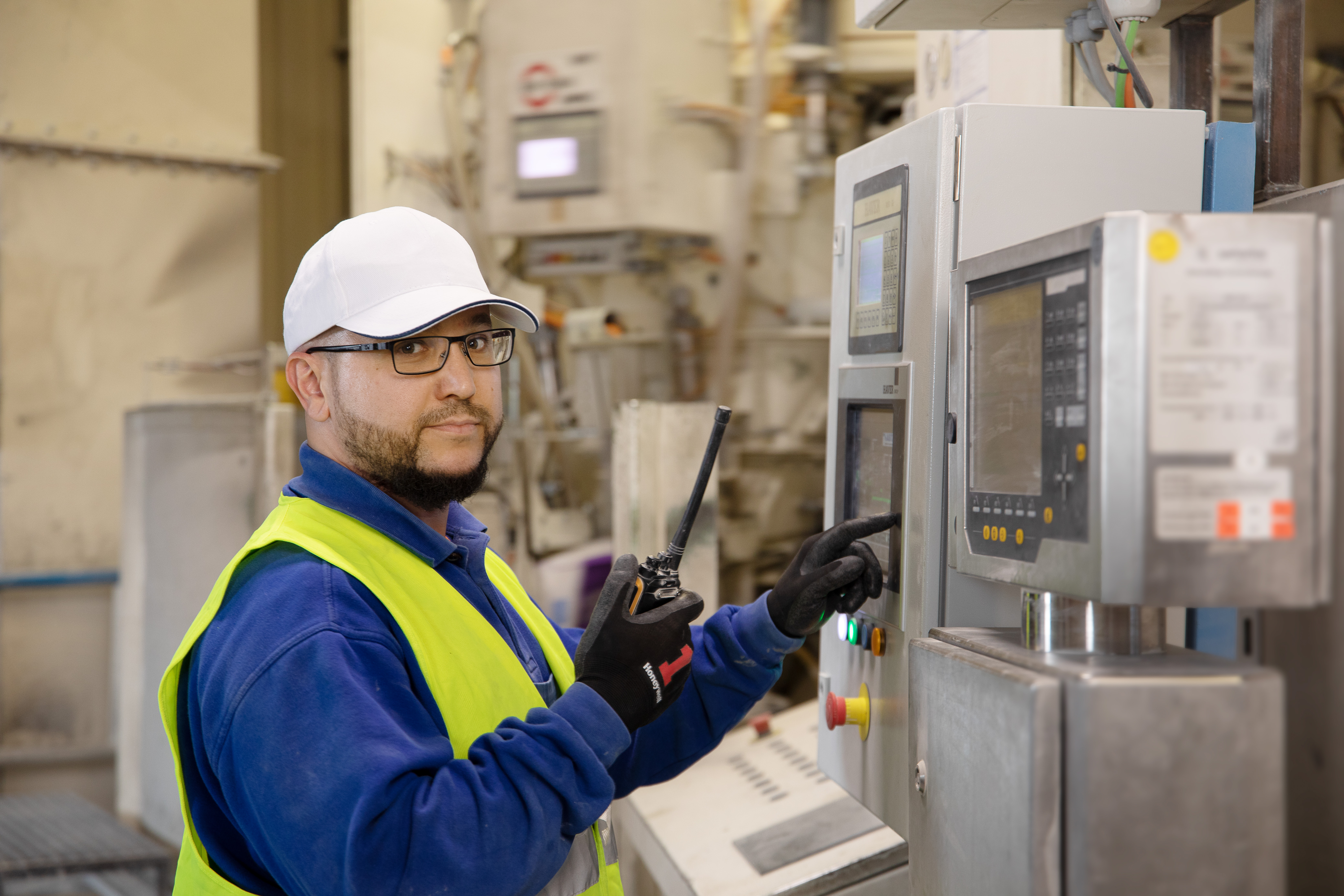 Werksmitarbeiter beim Bedienen einer Maschine