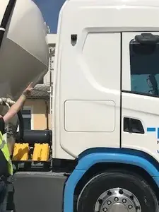 Ein HASIT-Mitarbeiter steht Stolz neben dem neuen HASIT-LKW