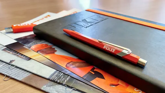 Stylo à bille et carnet de notes Fixit ainsi que quelques brochures sur différents thèmes