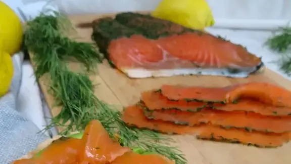 Belegtes Brot mit Avocado-Scheiben und geräuchertem Wildlachs