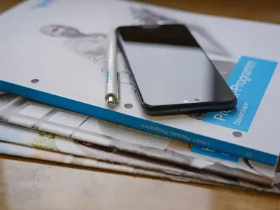 Ein Handy und ein Stift auf einer Hasit-Preisliste