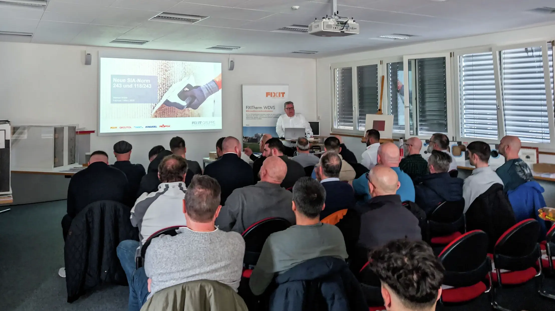 Viele Teilnehmende sitzen auf den Stühlen zur Präsentation der neuen SIA-Norm 243 von Werner Wälle