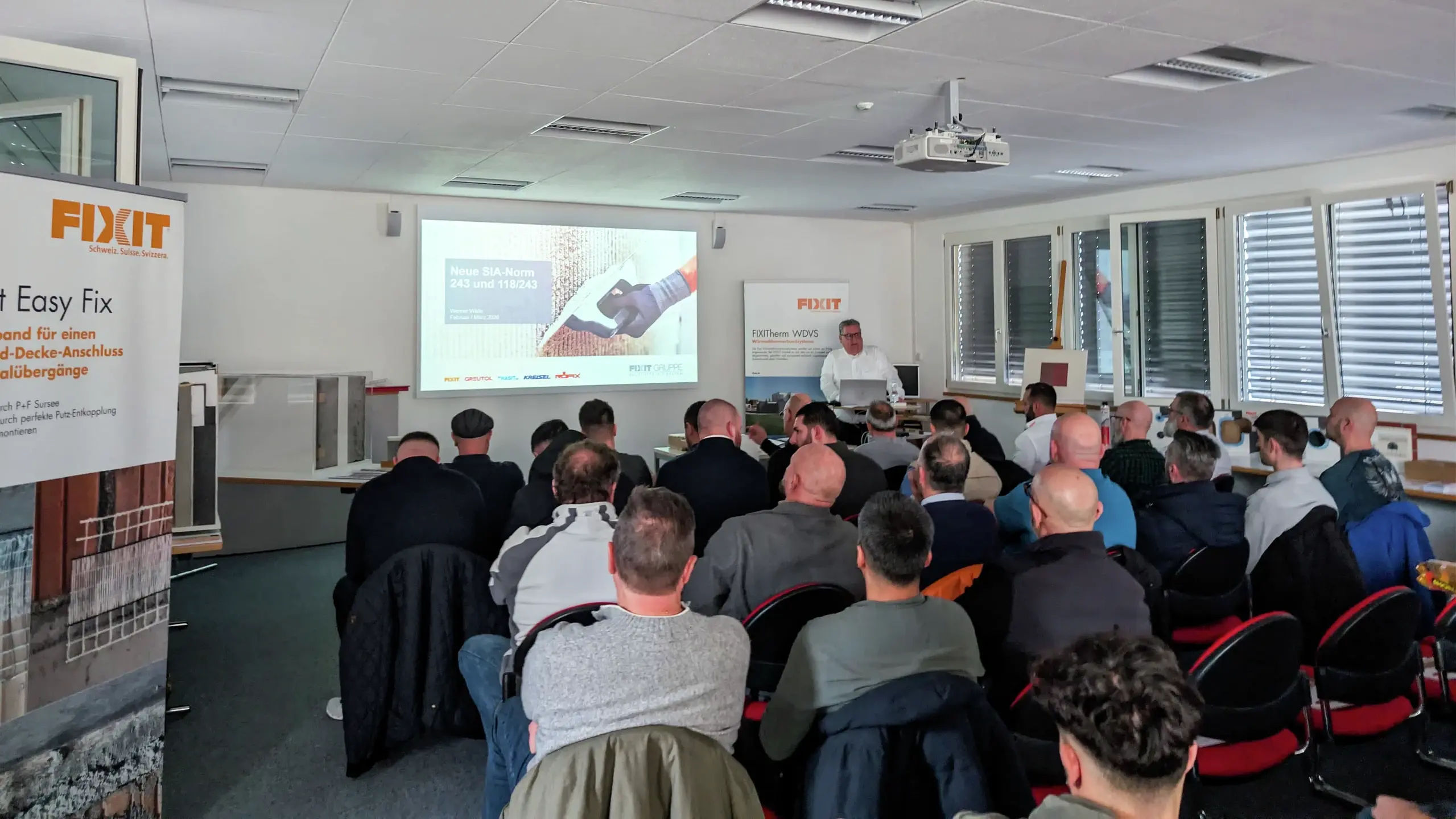Viele Teilnehmende sitzen auf den Stühlen zur Präsentation der neuen SIA-Norm 243 von Werner Wälle