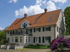 Außenaufnahme des Ritterguts Schafhausen in Wickede aus größerer Entfernung, die das gesamte Gebäudeensemble in seiner sanierten Form zeigt.