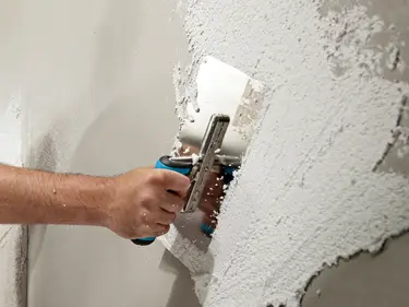 Verarbeitung von Putz an einer Wand