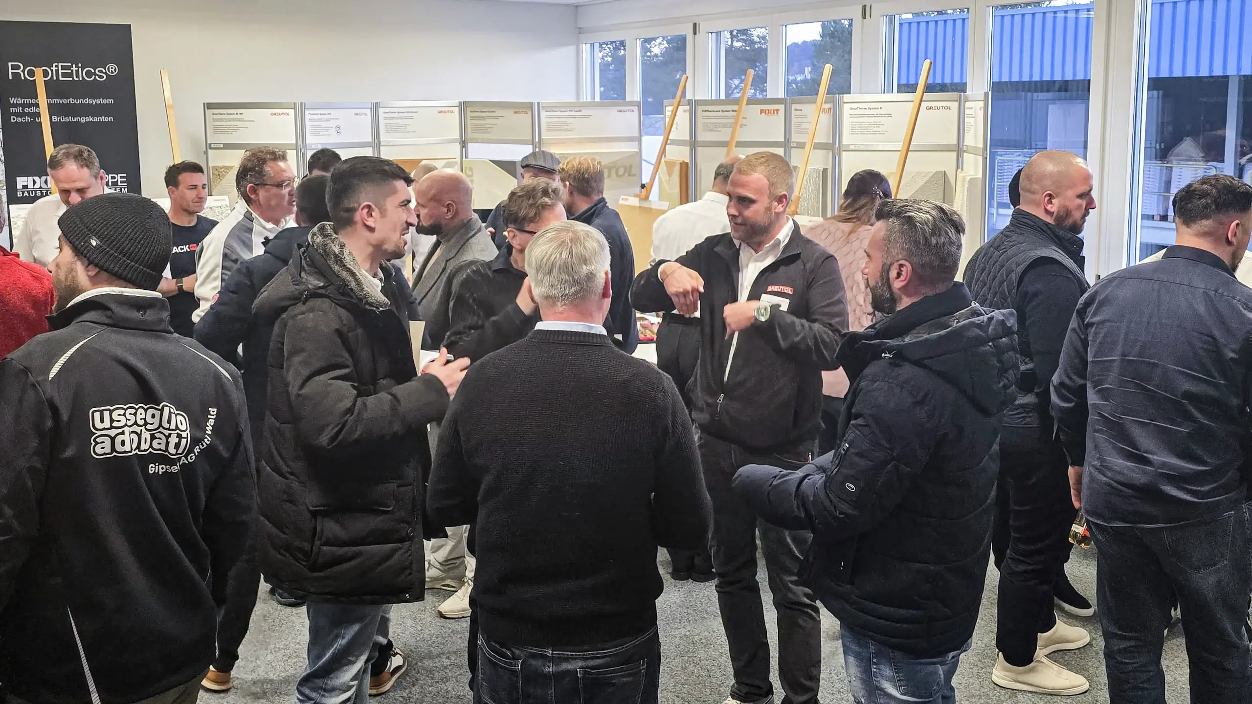 Marco Kern inmitten der Teilnehmenden beim Apéro