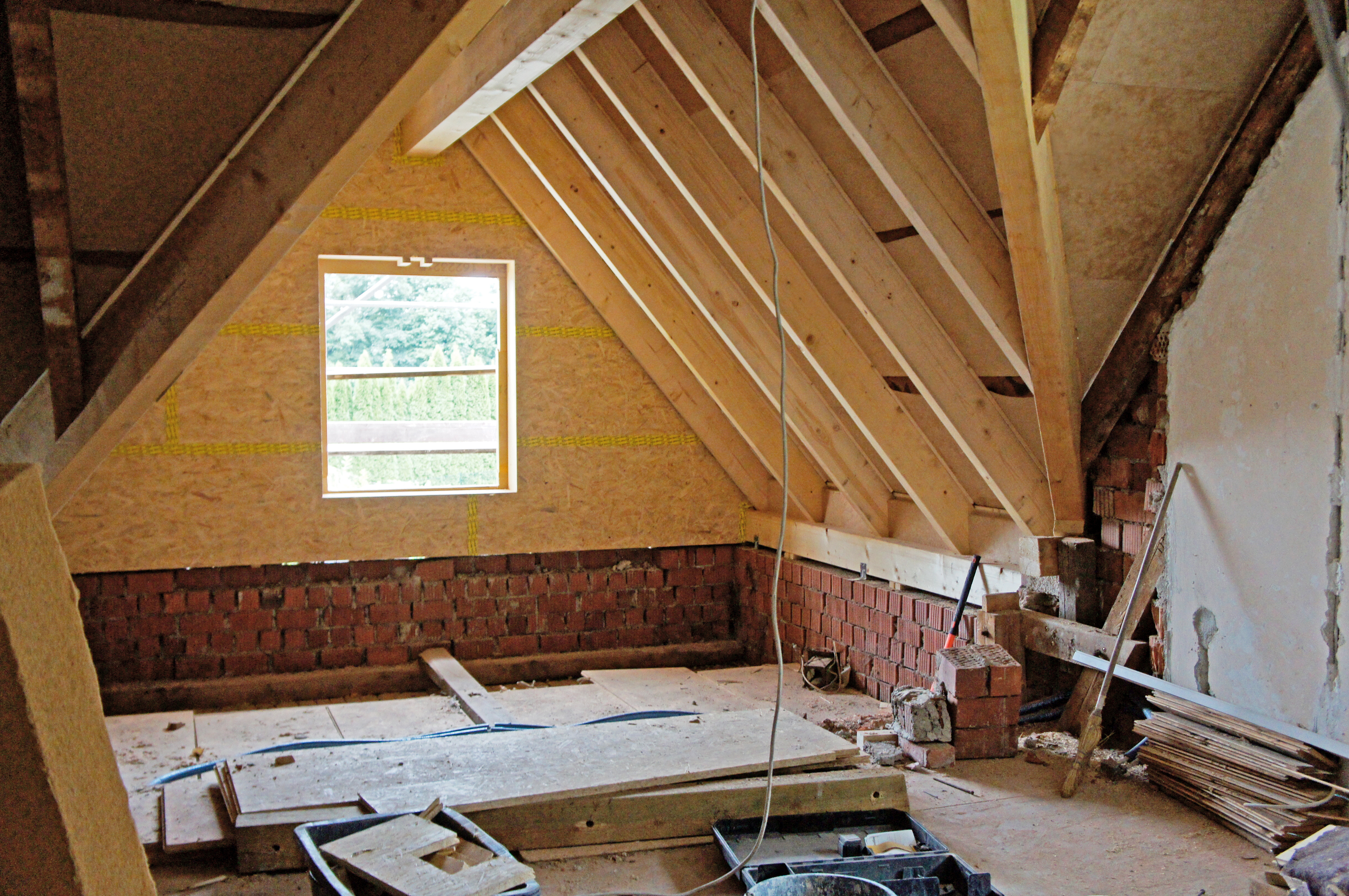 Dachboden mit Holzwand