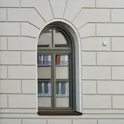 Außenperspektive der Fenster eines Wohnhauses in München