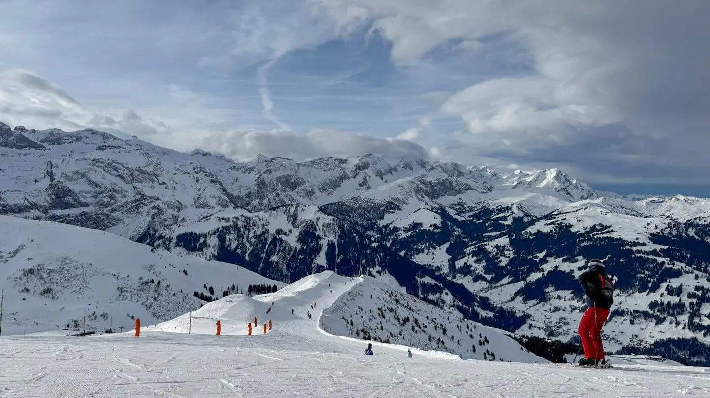 Skipiste in Adelboden mit Bergpanorama bei sonnigem Wetter