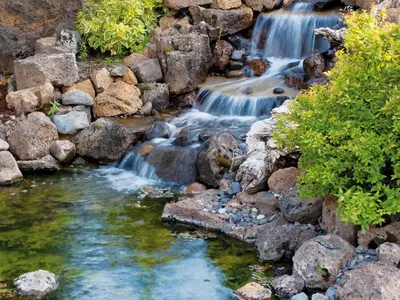 Ein Wasserfall im Gartenbereich 