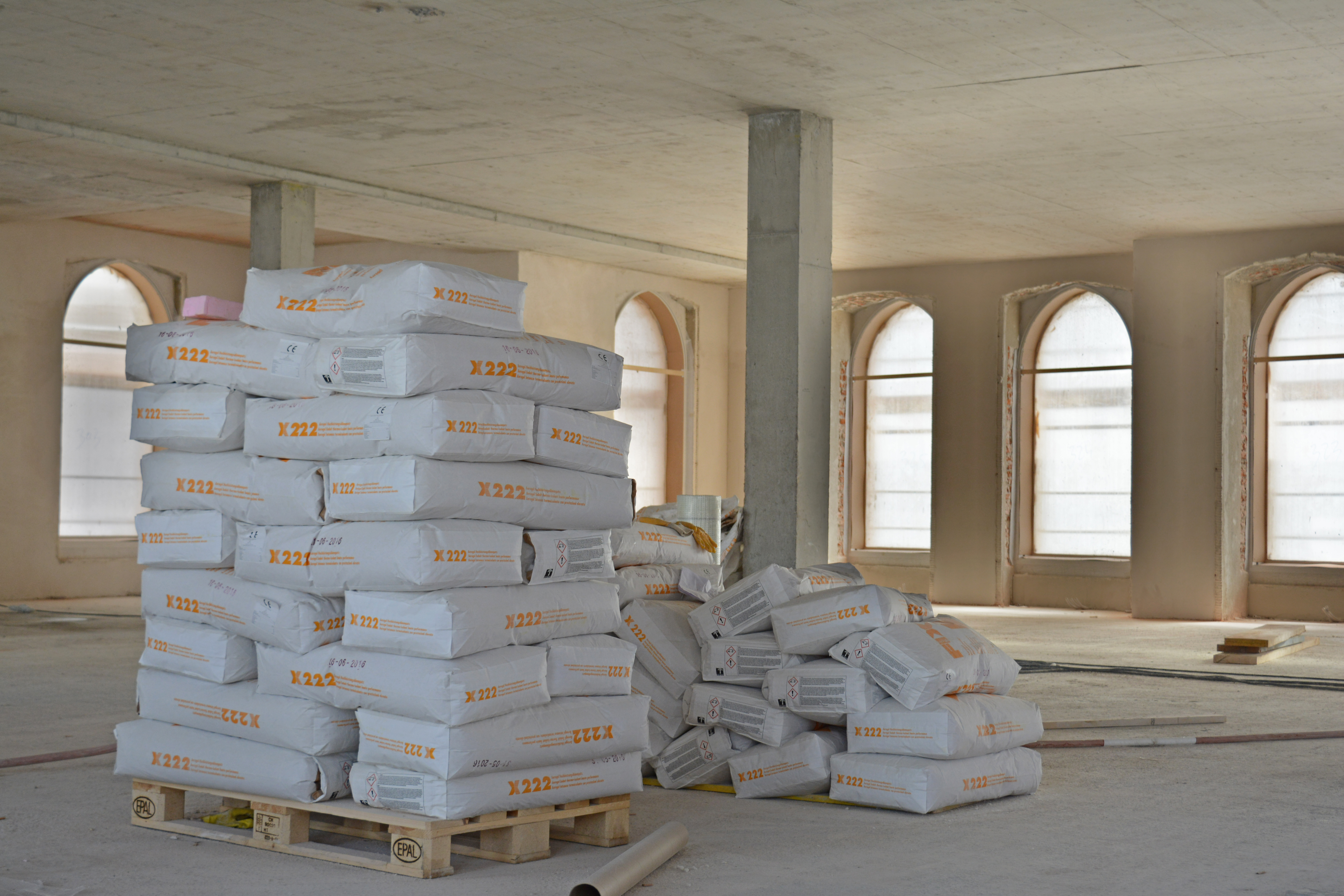 Produktsäcke des Wärmedämmputz FIXIT 222 auf einer Baustelle