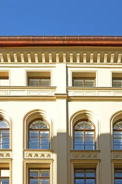 Fațada  renovată a unei clădiri istorice cu FIXIT 222