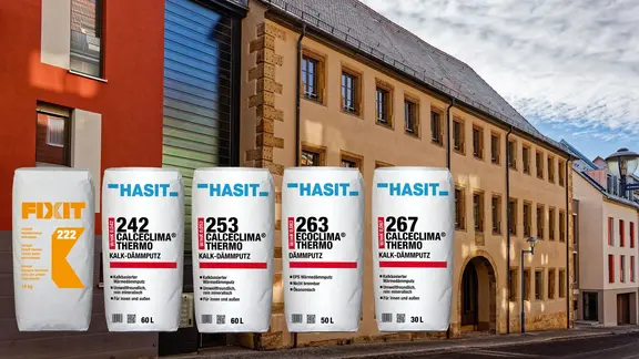 Unsere Dämmputz-Produktsäcke im Vordergrund des sanierten Amtshauses in Gotha