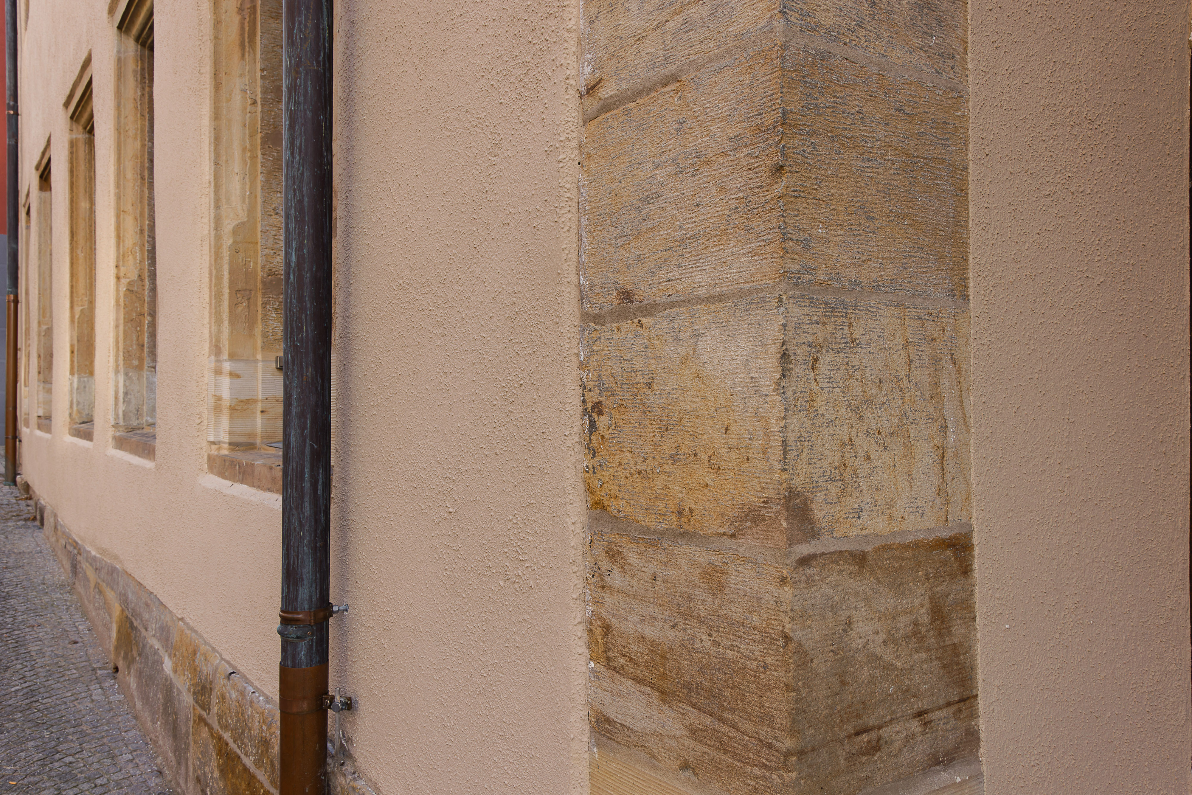  Detailansicht der frisch sanierten Außenfassade