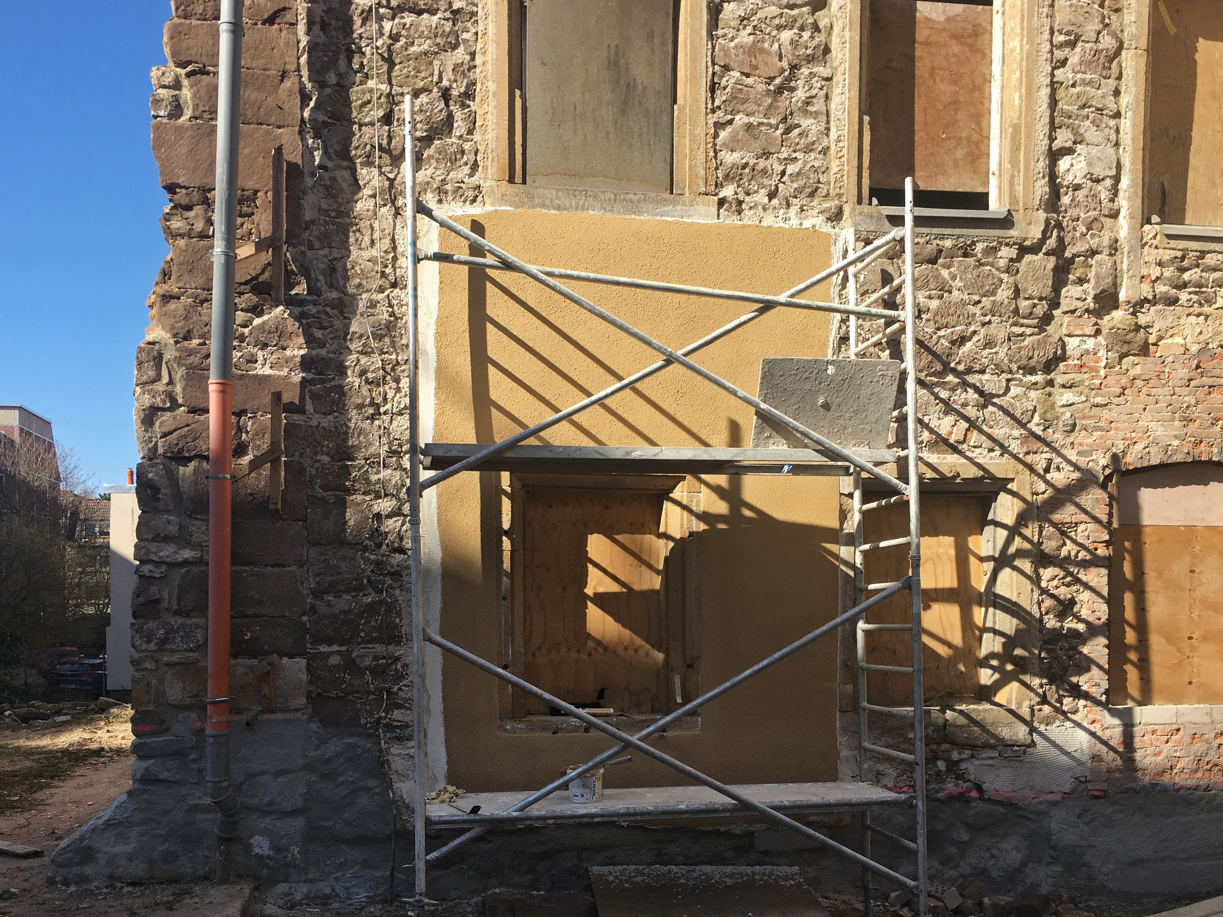 Außenfassade während des Sanierungsprozesses