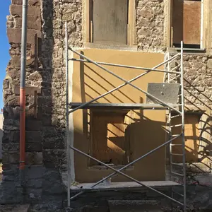 Außenfassade während des Sanierungsprozesses