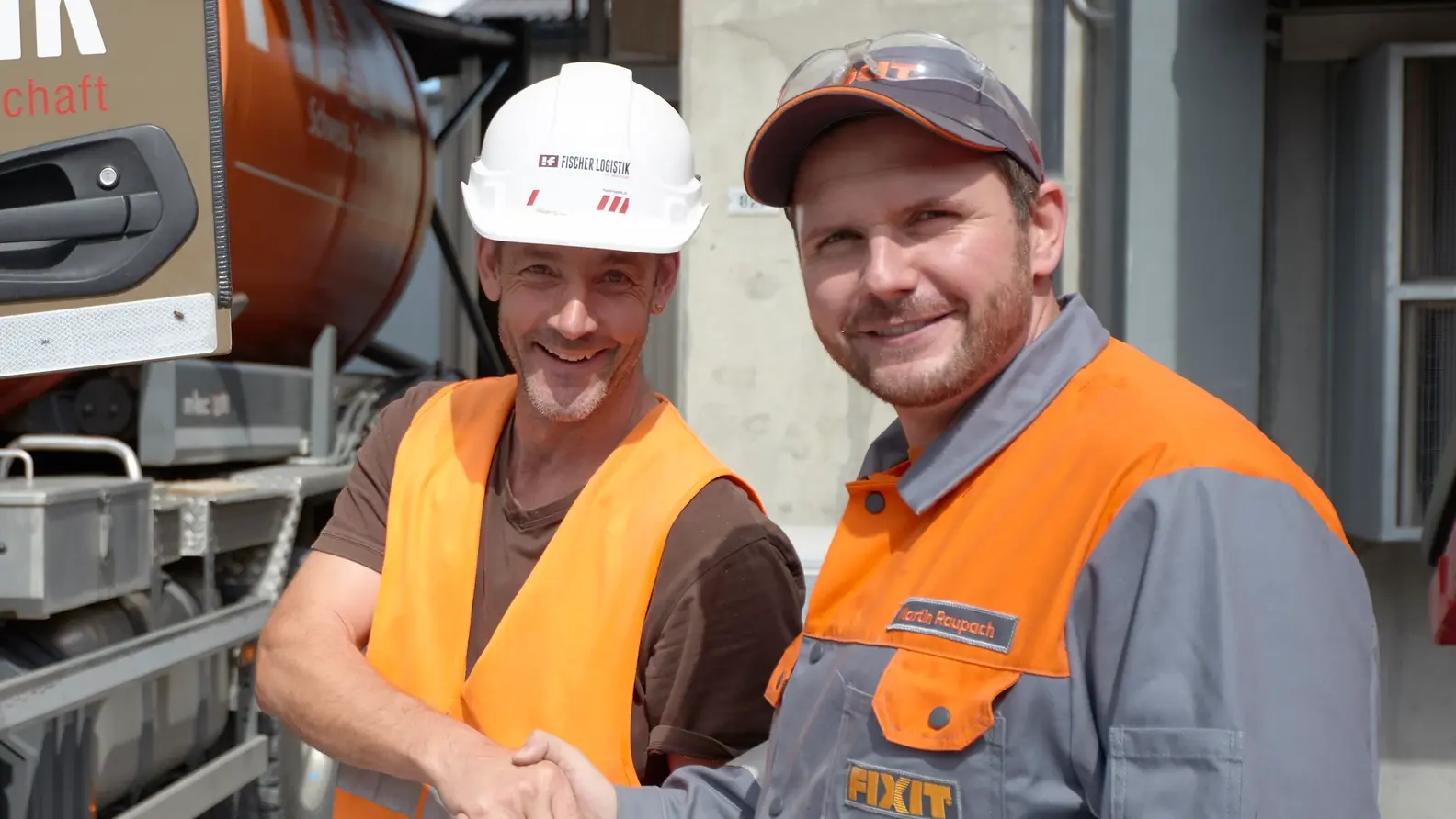 Edificio Fixit Ticion con silos Fixit arancioni e silos Röfix bianchi