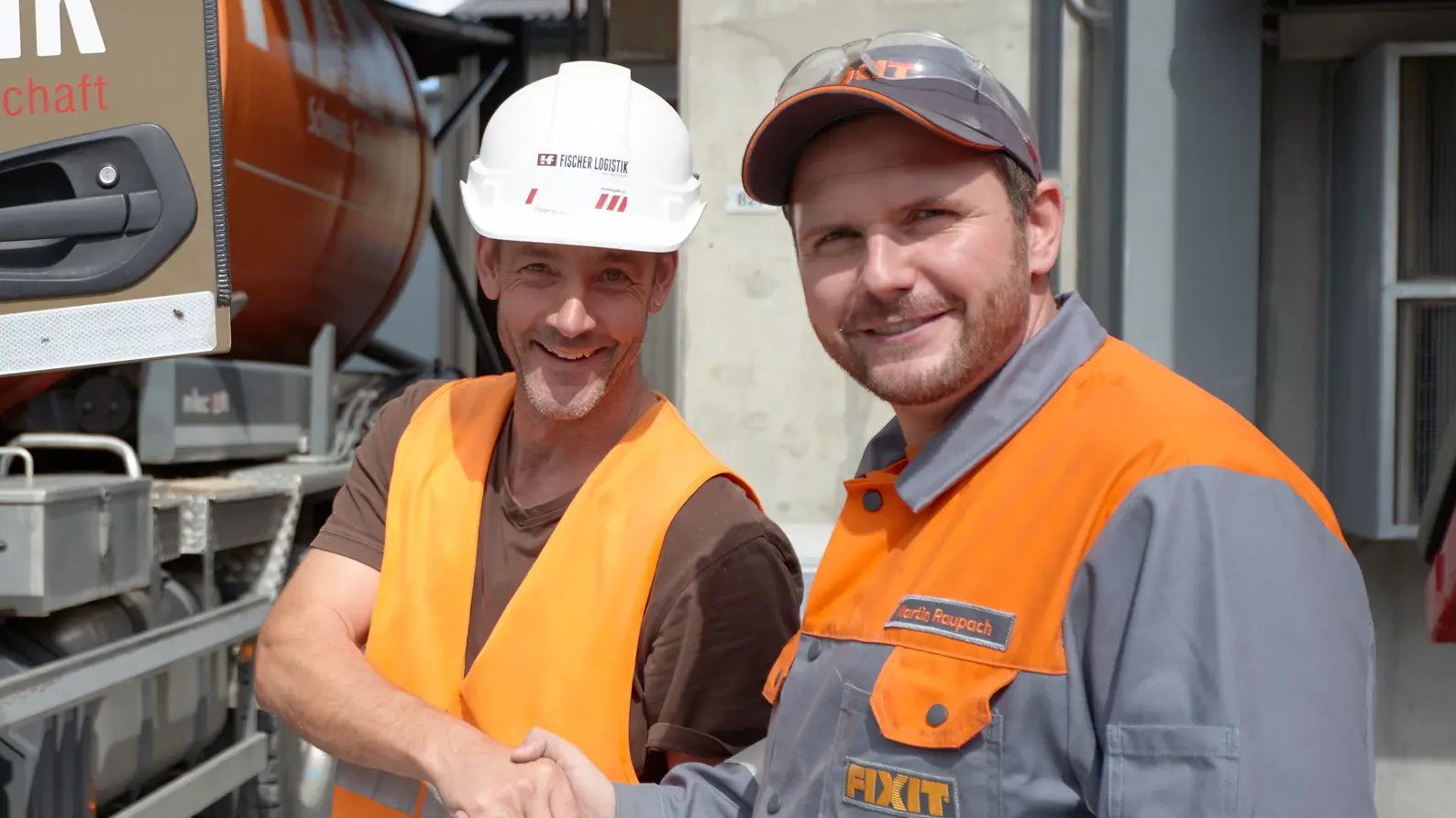 Edificio Fixit Ticion con silos Fixit arancioni e silos Röfix bianchi