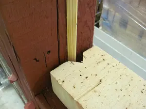 Die Fuge wird über einen Kellenschnitt bewegungstechnisch vom Ständerwerk getrennt und mit einer in die Putzschicht eingearbeiteten 