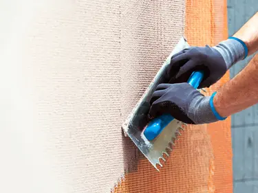 Eine Wand mit Kelle verputzen 