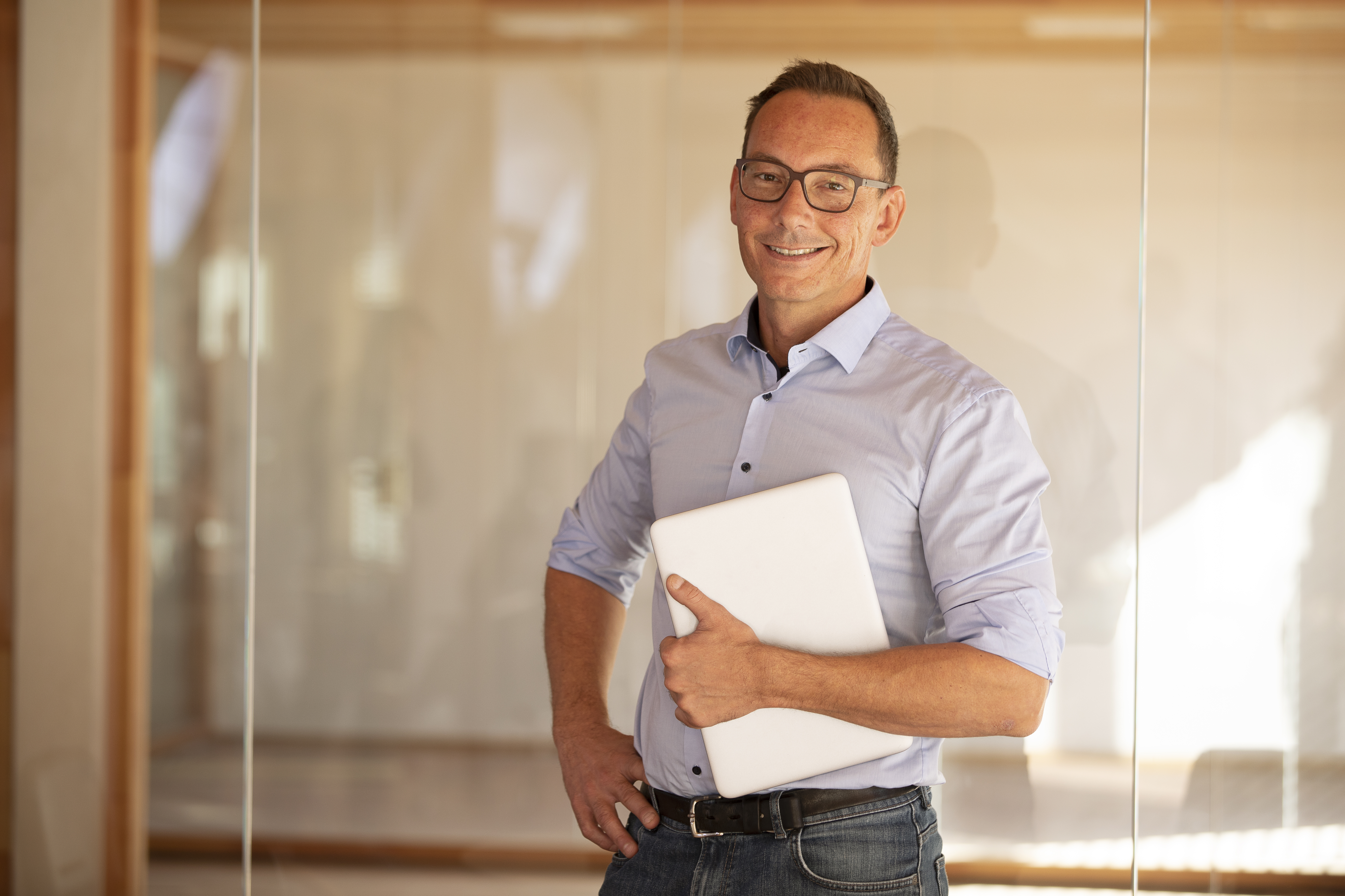 einer unserer Produktexperten, der hinter dem wohngesunden Bauen steht. Für ihn ist Wohngesundheit ein zentraler Faktor beim modernen Bauen