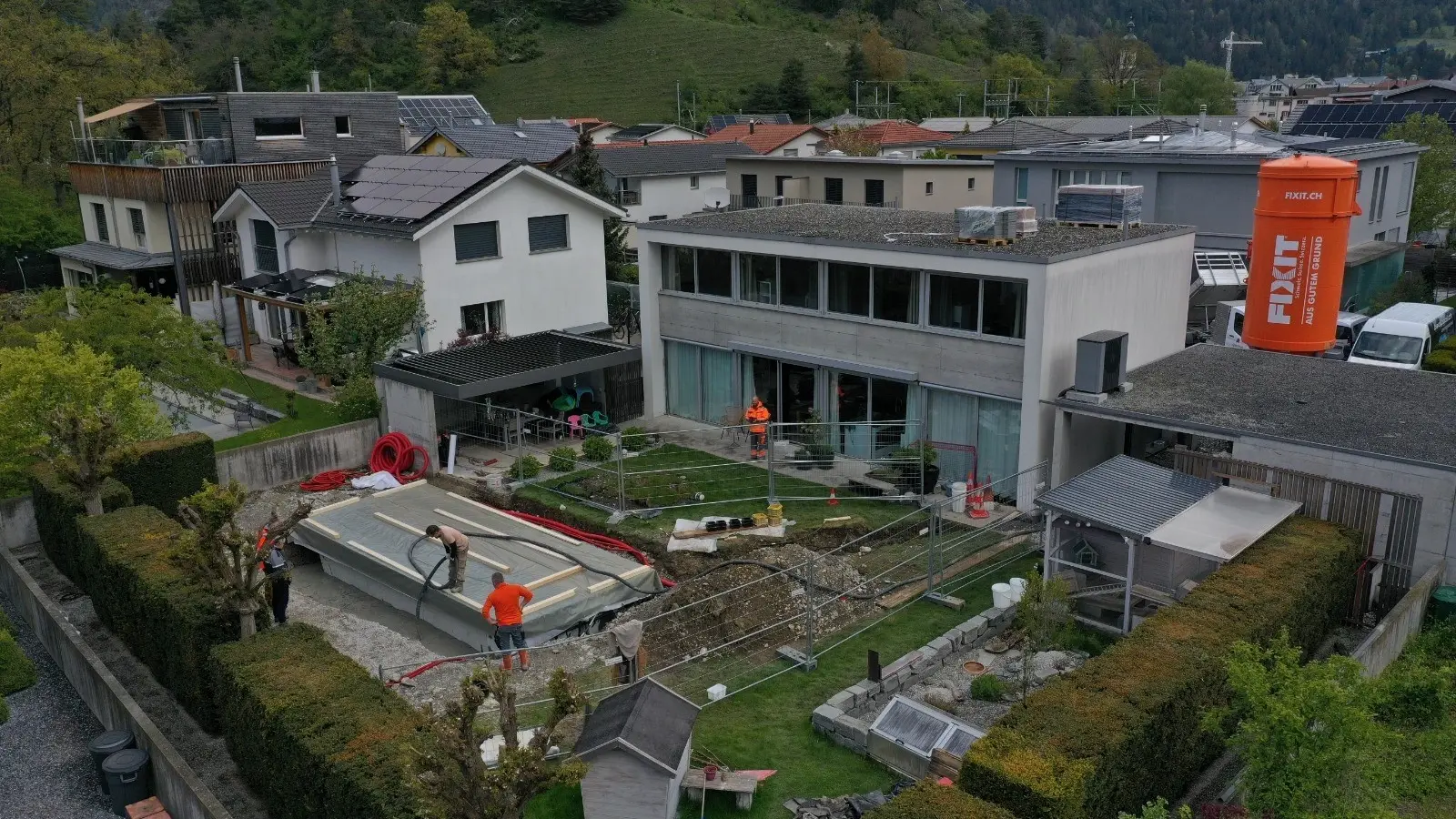 Référence Fixit pour la construction d'une piscine avec du béton mousse Fixit POR dans le jardin avec un silo Fixit