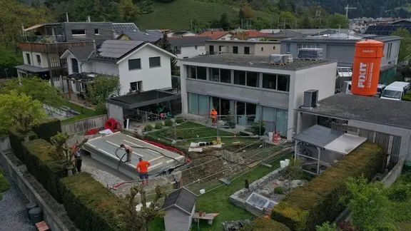 Référence Fixit pour la construction d'une piscine avec du béton mousse Fixit POR dans le jardin avec un silo Fixit