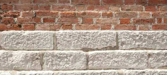 [Translate to Latvian:] alte Ziegelsteinmauer