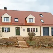 Perspektive auf die Straßenansicht der Außenfassade des Bauernhauses in Ebermergen