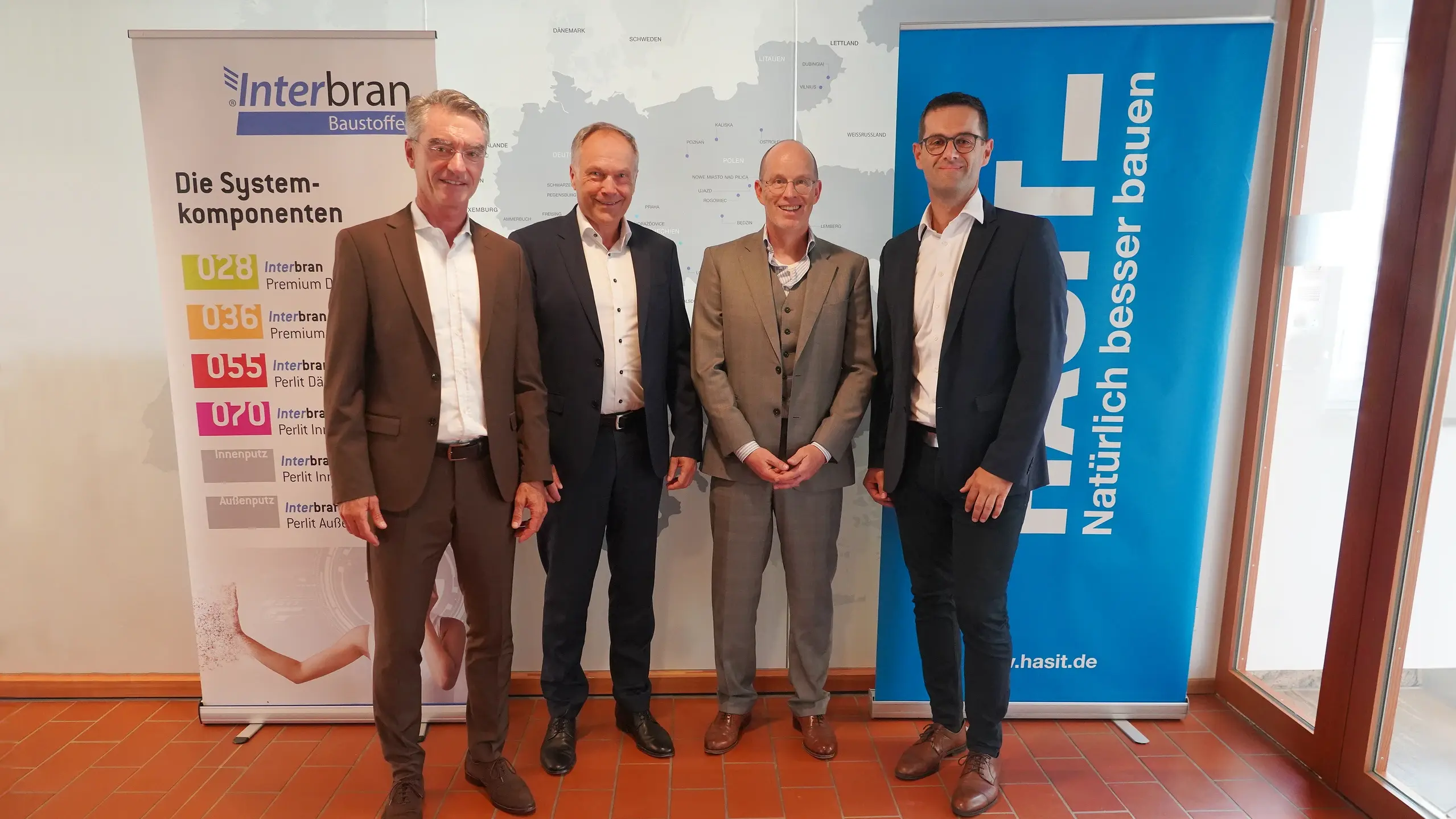 v.l.n.r.: Michael Wiessner (Regionen-Geschäftsführer West), Hanswilli Jenke (CEO der FIXIT GRUPPE), Olaf Meyer (Geschäftsführer Interbran Baustoff GmbH) und Karl Minichmair (Geschäftsführer HASIT Trockenmörtel GmbH).