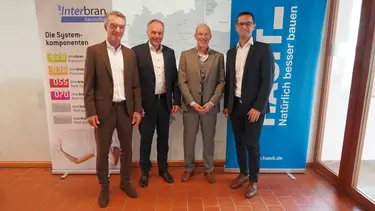 v.l.n.r.: Michael Wiessner (Regionen-Geschäftsführer West), Hanswilli Jenke (CEO der FIXIT GRUPPE), Olaf Meyer (Geschäftsführer Interbran Baustoff GmbH) und Karl Minichmair (Geschäftsführer HASIT Trockenmörtel GmbH).