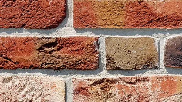 Klinkerriemchen im Verbund mit sehr rauer Oberfläche