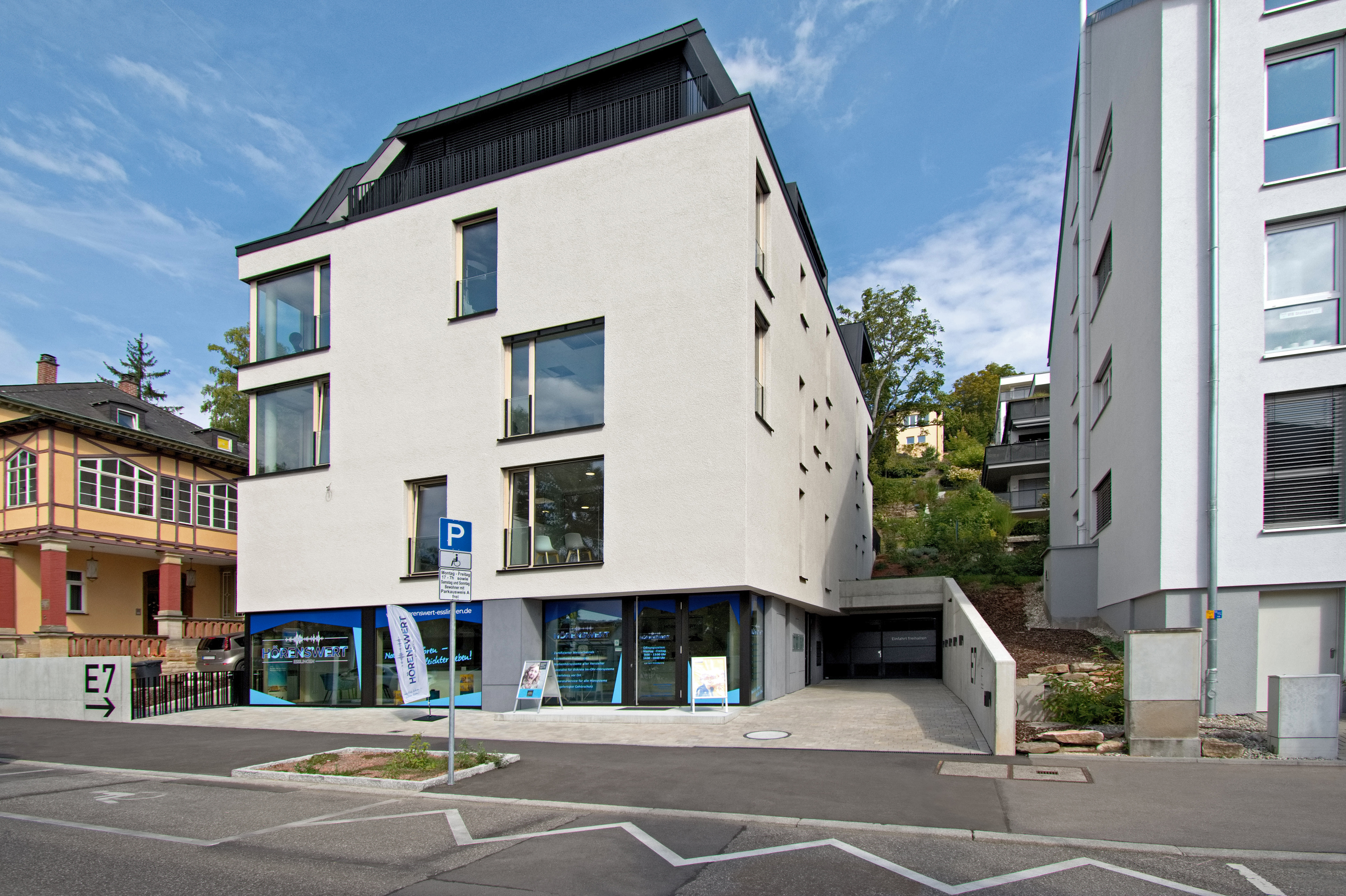 Ein weißes Gebäude mit Vorlauftemperaturen bei Heizsystemen