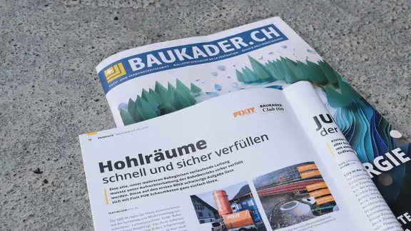Couverture du magazine « Baukader » avec l'article ouvert sur le remplissage de conduites Fixit POR à la gare de Schwyz