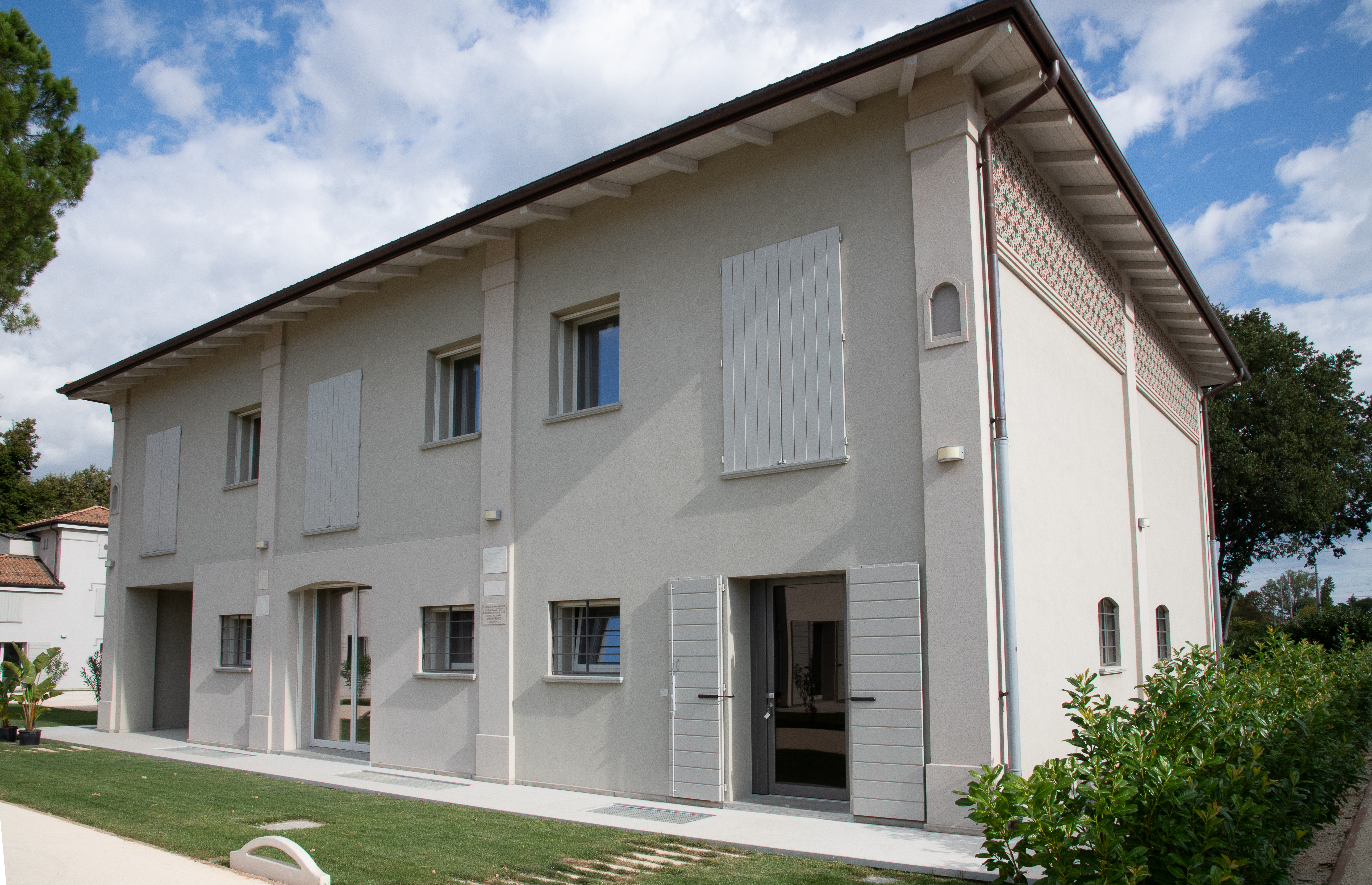 Ein saniertes Haus mit einer Holzfaserdämmplatte